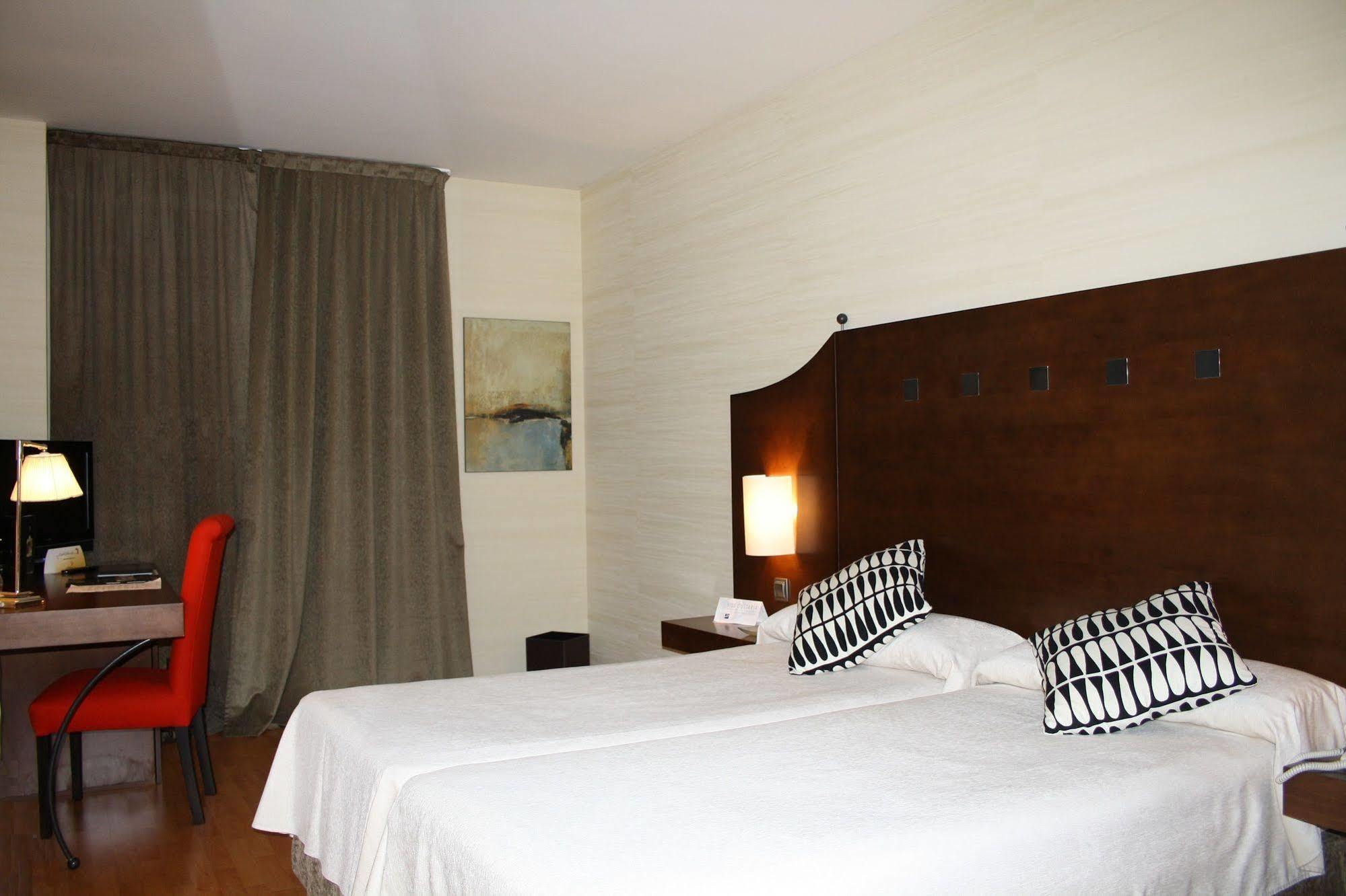 Exe Agora Caceres Hotel Bagian luar foto